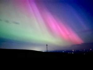 een kleurrijke lucht met een kruis op de top van een heuvel bij Clementi - Uk47197 in Penrith