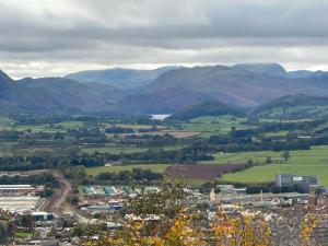 een uitzicht op een stad met bergen op de achtergrond bij Clementi - Uk47197 in Penrith