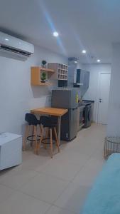 eine Küche mit einem Holztisch und 2 Hockern in der Unterkunft Uban Oasis in Accra