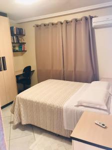 Ένα ή περισσότερα κρεβάτια σε δωμάτιο στο Casa próxima ao Boticário