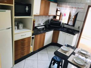 Η κουζίνα ή μικρή κουζίνα στο Casa próxima ao Boticário +8 φωτογραφίες