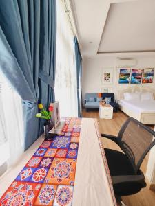 un soggiorno con un tavolo e una camera da letto di Diamond Suite Apartment ad Ho Chi Minh
