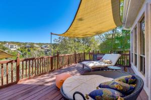 un patio con una mesa y una silla en una terraza en Waterfront Lake Travis Luxury Home with Large Deck!, en Spicewood