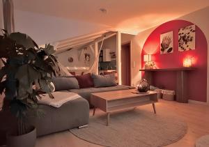 a living room with a couch and a table at Gemütliche Fachwerkwohnung mit Hängematte, Elbnah 300m in Magdeburg