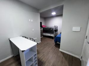 バウネアーリオ・コンボリウーにあるStudio em ótima localização no centro de BCのデスクとベッドが備わる小さな客室です。