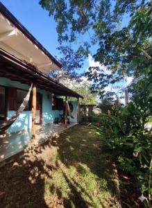 une personne debout sur la terrasse couverte d'une maison dans l'établissement Loft Vista Mar, à Itacaré