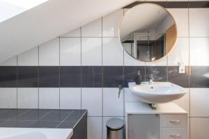 un bagno con lavandino e specchio di Stylish, cozy and natural apartment a Mendig Altre 18 foto