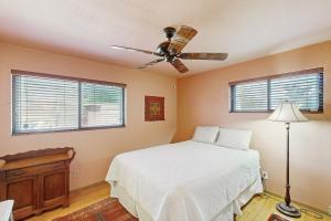 Postel nebo postele na pokoji v ubytování Hummingbird Hideaway