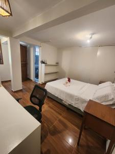 une chambre avec un lit, un bureau et une chaise dans l'établissement Loft Vista Mar, à Itacaré