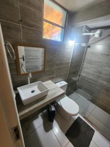 une salle de bain avec toilettes, lavabo et douche dans l'établissement Loft Vista Mar, à Itacaré