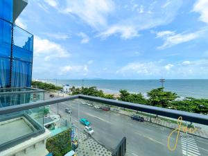 een balkon met uitzicht op de oceaan bij Phuong Hoang Hotel in Vung Tau