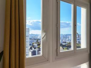 ein Fenster mit Blick auf eine Stadt in der Unterkunft Modern 2-Bed Apt 80m2 with Elevator FREE Parking N19-25 in Paris