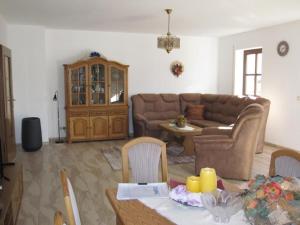 ヴァルタースハウゼンにあるFehaus Johannesbergのソファとテーブルのあるリビングルーム