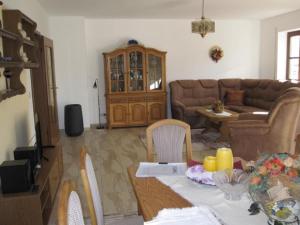 ヴァルタースハウゼンにあるFehaus Johannesbergのテーブルとソファのあるリビングルーム