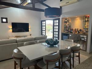 Μια τηλεόραση ή/και κέντρο ψυχαγωγίας στο Casa em gravata com 4 quartos