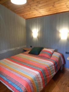 En eller flere senge i et værelse på Casa de Campo Meliquina