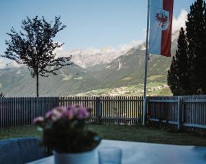 una mesa con una bandera delante de una valla en Hotel Bergkranz, en Mieders