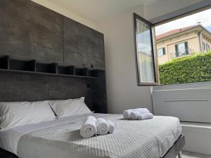 a bedroom with a bed with two towels on it at Vener Appartament - A due passi dal Lago in Ossuccio