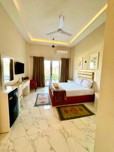 Postel nebo postele na pokoji v ubytování Royal Nile Suites - Luxury Nile View 1