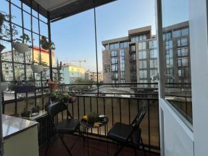 巴统Tamara的阳台配有桌椅。 更多5张照片