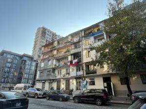 巴统Tamara的一座高楼，前面停着汽车