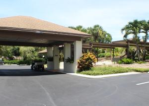 Tranquil condo minutes from Venice Beach - Beach Bungalow في نوكوميس: مبنى بجناح في موقف سيارات