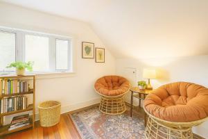 レブンワースにあるSnowcreek Suite - Firの椅子2脚とテーブルのあるリビングルーム +24枚の写真