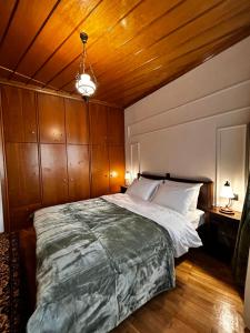 Un pat sau paturi într-o cameră la MetsoVillas στο κέντρο του Μετσόβου