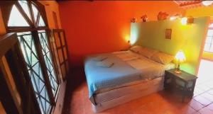 a bedroom with a bed and a lamp on a table at Cabañas DondeJosé in Valle de Anton +57 photos