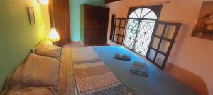 a bedroom with a bed in a room with a window at Cabañas DondeJosé in Valle de Anton