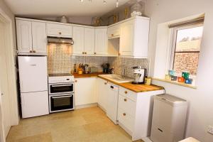 Η κουζίνα ή μικρή κουζίνα στο The Organic Cotswolds Cowshed +61 φωτογραφίες