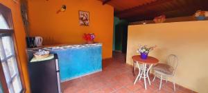 a kitchen with a small table and a counter top at Cabañas DondeJosé in Valle de Anton