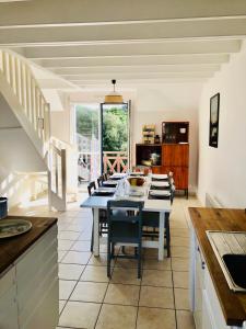 una cucina con un tavolo e sedie in una stanza di Le Galion Beach a Le Croisic