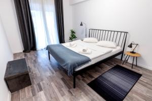 une chambre avec un lit avec une couverture bleue dans l'établissement City Center Accommodation - 505, à Reşiţa
