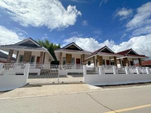 パーイにあるบ้านครูแนนปายの白柵の家並み