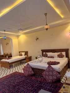 Habitación de hotel con 2 camas y alfombra en Hotel Pearl Regency, en Kalām 28 fotos más