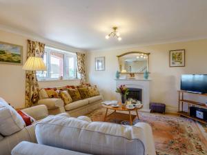 ein Wohnzimmer mit zwei Sofas und einem Fernseher in der Unterkunft 2 bed in Totland Bay IC003 in Freshwater