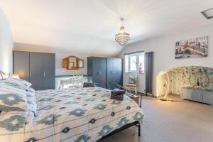 Postel nebo postele na pokoji v ubytování Sycamore Corner Chapel