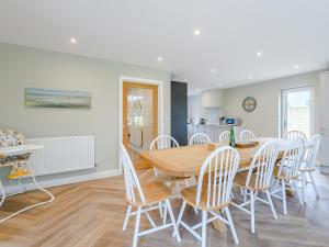 Great BirchamにあるCherry Ridgeの木製のテーブルと椅子のあるキッチンとダイニングルーム