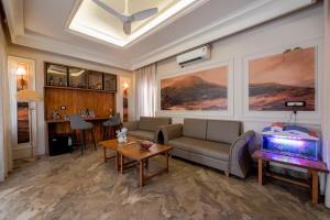 Χώρος καθιστικού στο The Bhagwati Cottage & Villa