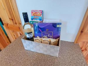 DunkeswellにあるHooked Rise Holiday Lodgeの- ボトルワイン1本とスナック1箱