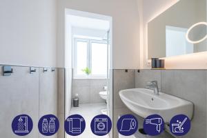 un baño con lavabo y espejo en Captains Nest - Modernes, zentrales Apartment mit Garage von STAY YOUR WAY, en Bremerhaven 38 fotos más