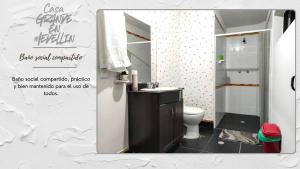 ein Badezimmer mit Toilette, Waschbecken und Spiegel in der Unterkunft Casas confortable Laureles in Medellín