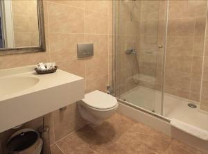 ein Badezimmer mit Toilette, Dusche und Waschbecken in der Unterkunft Batın Hotel in Istanbul