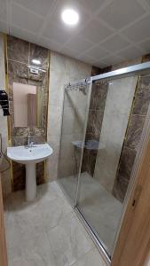 ein Badezimmer mit Dusche und Waschbecken in der Unterkunft Batın Hotel in Istanbul