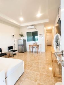 Μια τηλεόραση ή/και κέντρο ψυχαγωγίας στο ใหม่เอี่ยม ใกล้ตลาดวารินเจริญศรี รองรับ4ท่าน และ Pet friendly