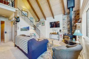 TV a/nebo společenská místnost v ubytování Lakeview in the Pines