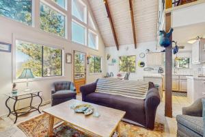 Posezení v ubytování Lakeview in the Pines