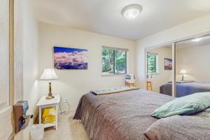 Postel nebo postele na pokoji v ubytování Lakeview in the Pines