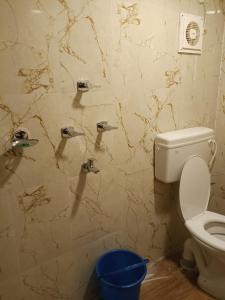 Ένα μπάνιο στο BM Shaw Guest House